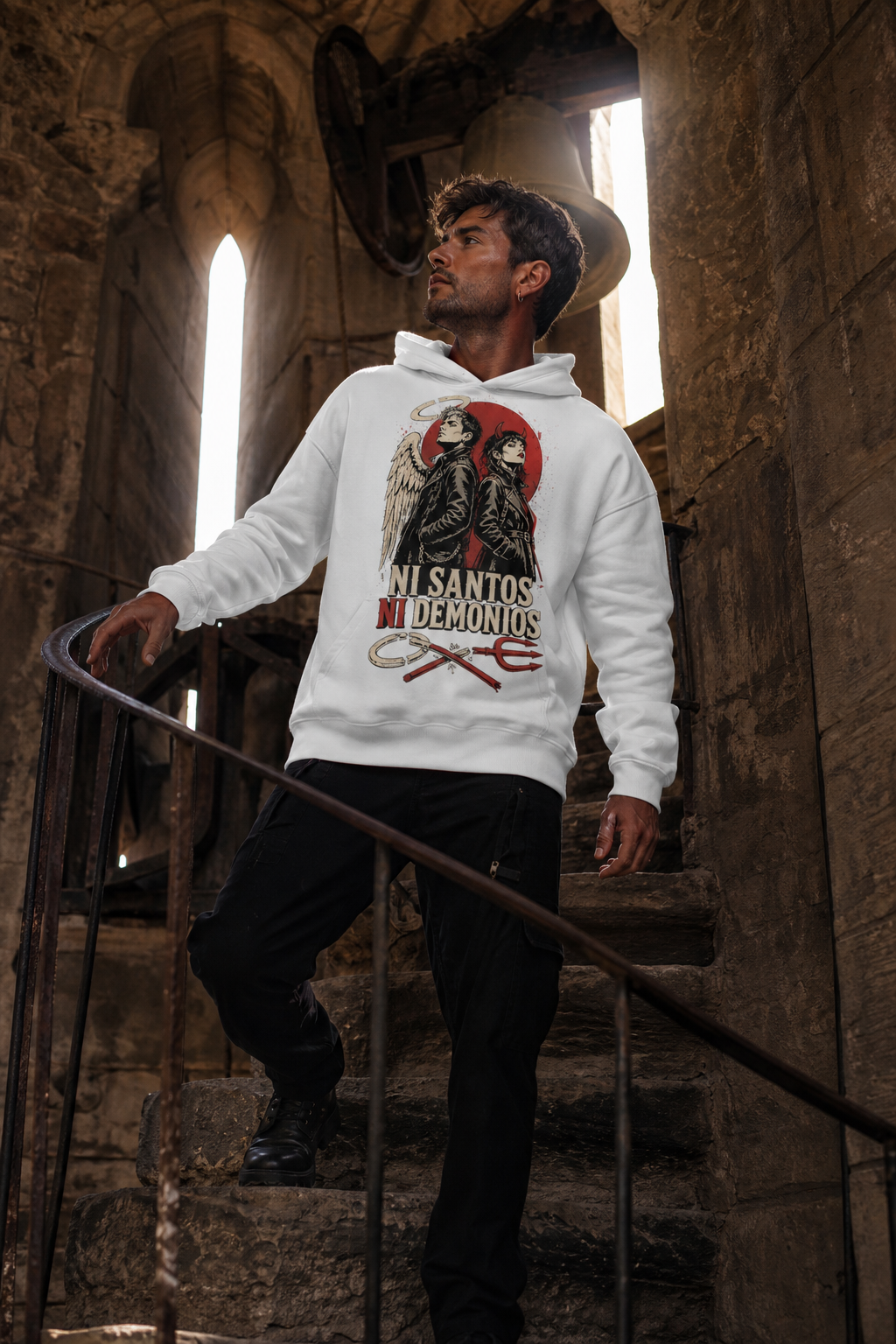 Sudadera Ni Santos Ni Demonios - blanca hombre escalera campanario