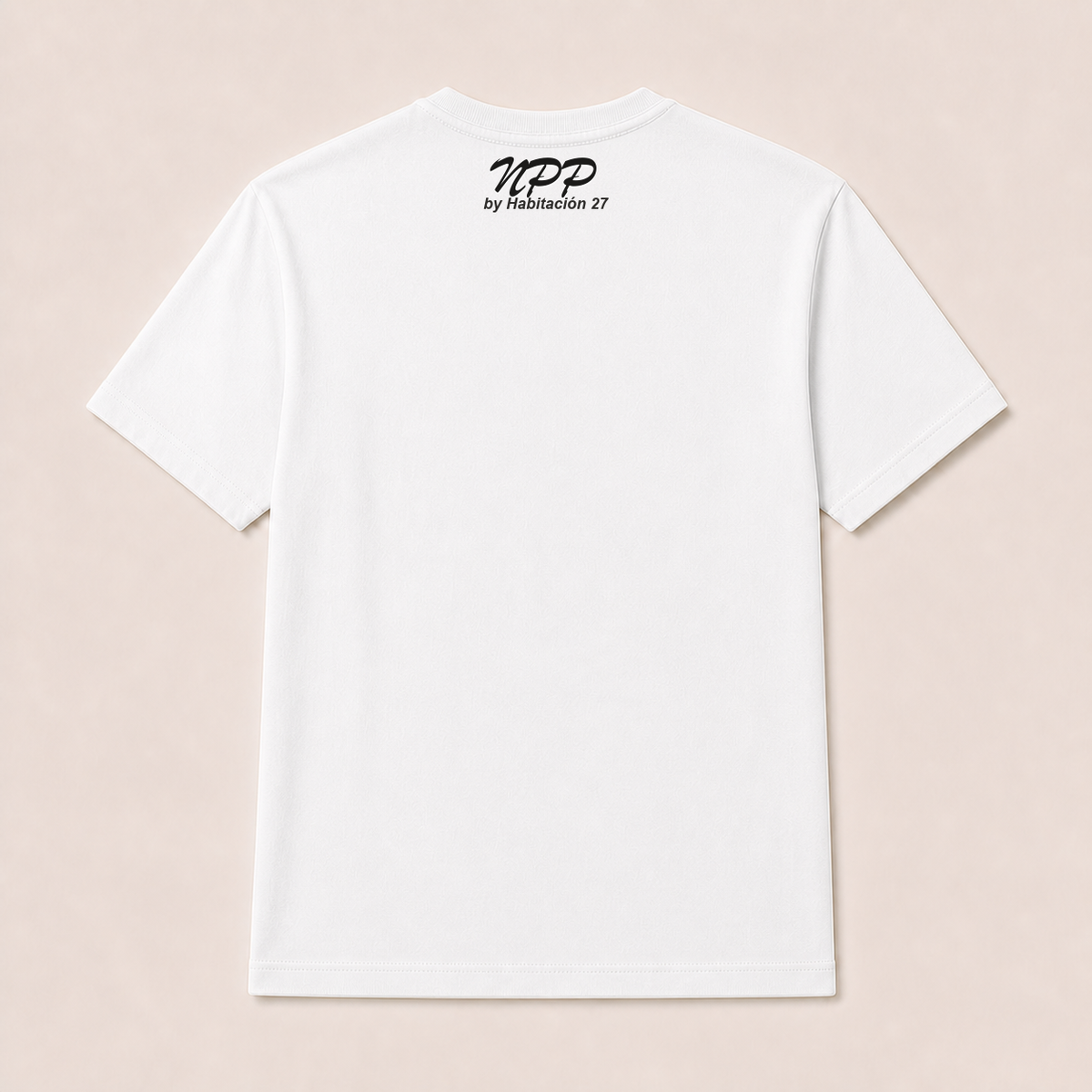 Camiseta Studio en blanco · vista posterior NPP by Habitación 27
