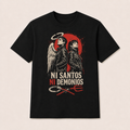 Camiseta Ni Santos Ni Demonios Original en negro · vista delantera