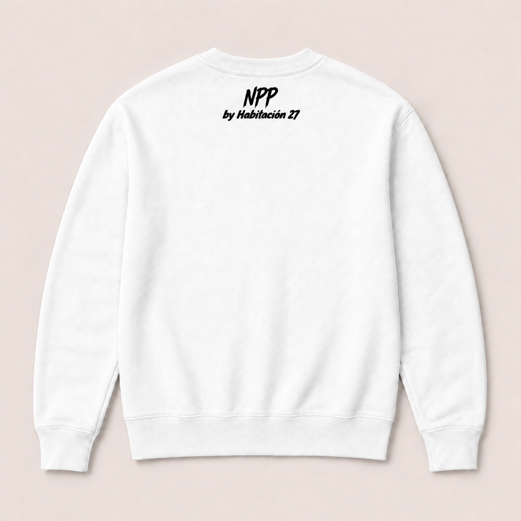 Sudadera Esencia sin capucha blanca · vista posterior con firma NPP by Habitación 27