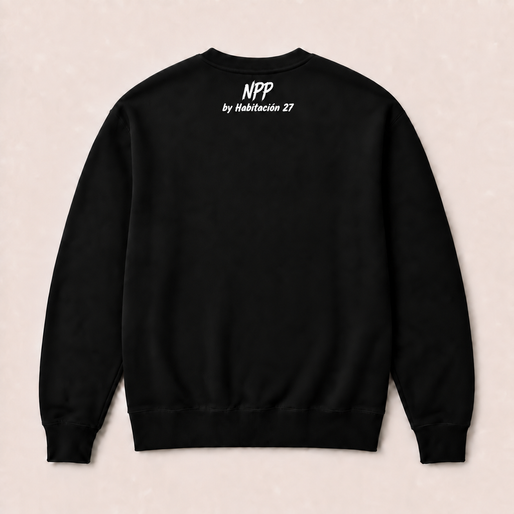 Sudadera Esencia sin capucha negra · vista posterior con firma NPP by Habitación 27